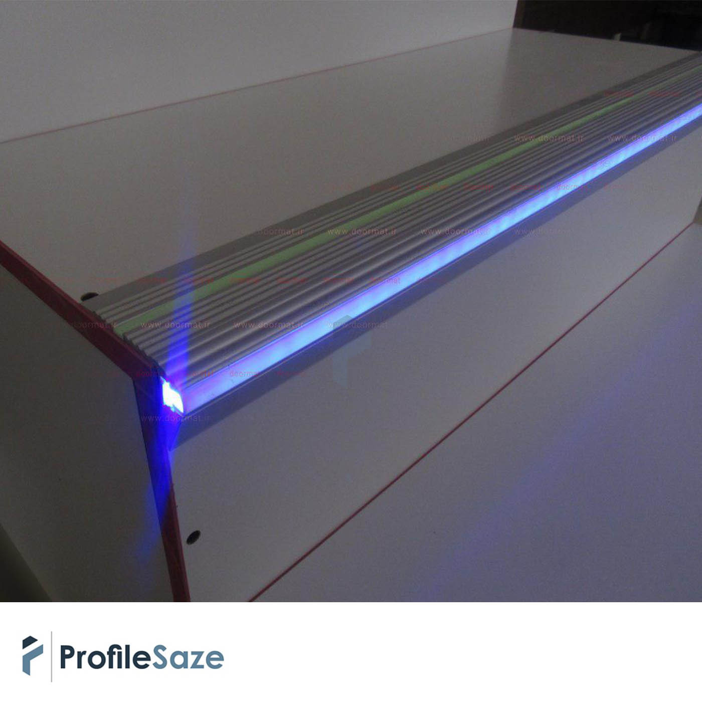 ترمز پله آلومینیومی تک با شیار LED کد T5 نقره ای (شاخه 6 متری)